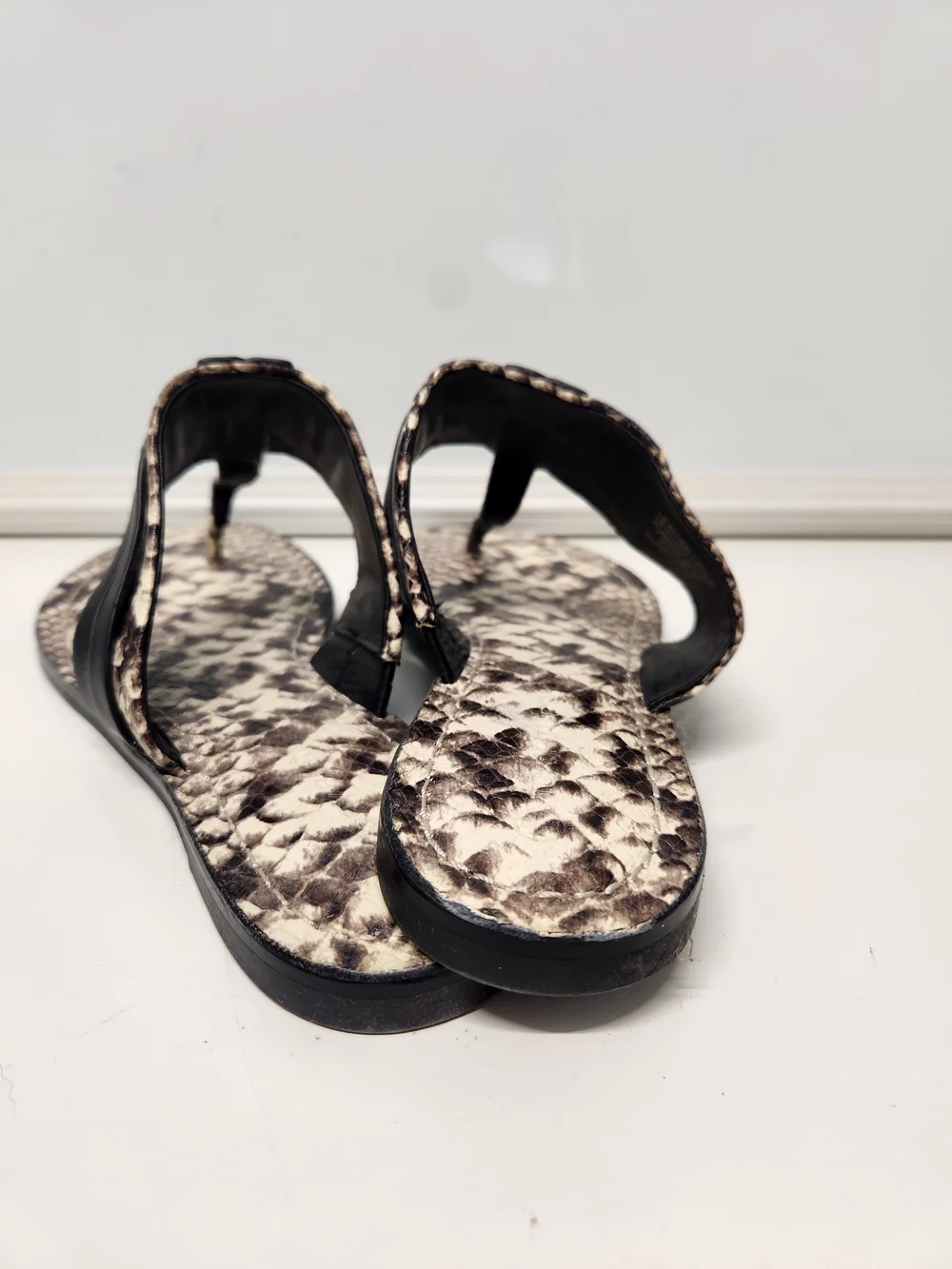 Tory Burch Leigh Flip Flop Double T Logo Snake Print Leather Sandals Size 7.5